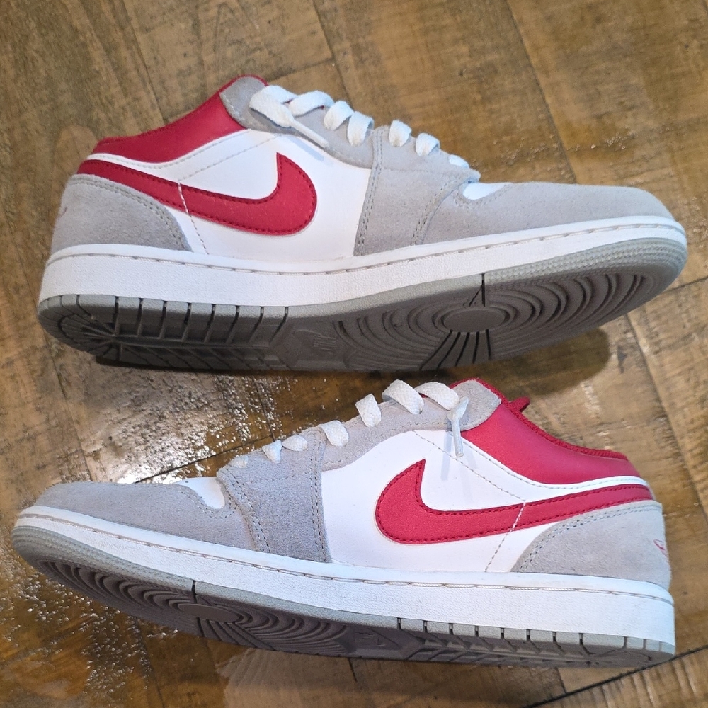 Jordan 1 Low SE LT Smoke Grey/Gym Red And White
